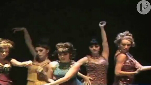 Keila Bueno em cena  'Sweet Charity', protagonizado por Claudia Raia em 2006