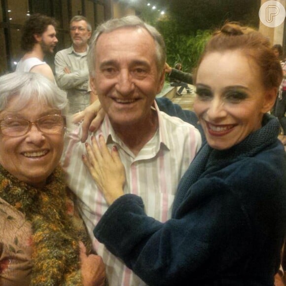 Keila Bueno posa com os pais João Bueno e Maria Bueno
