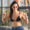 Bruna Marquezine está se divertindo em Los Angeles. A atriz já foi clicada andando de skate pelas ruas de Manhattan Beach