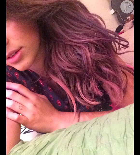 Bruna Marquezine publicou nesta manhã uma foto onde mostrou que pintou os seus cabelos de cor-de-rosa