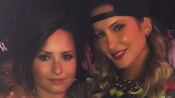 Claudia Leitte posa ao lado de Demi Lovato e parabeniza a cantora: 'Princesa'