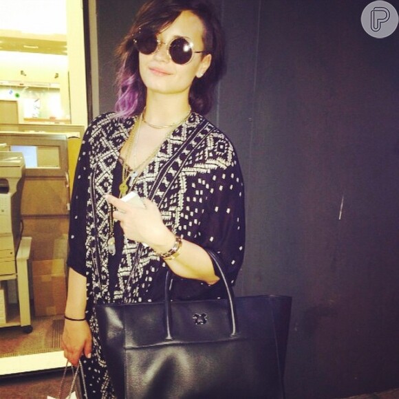 Demi Lovato posa com o 'look do dia'