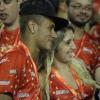 Neymar assiste aos desfiles do camarote e posa com fãs