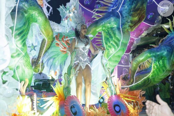 Bruna Marquezine desfila com fantasia feita com cristais e LED