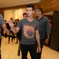 Fã tenta abraçar Joe Jonas, ex-Jonas Brothers, mas é impedida por segurança