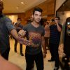 Joe Jonas causou alvoroço entre as fãs do Rio de Janeiro na noite desta quinta-feira, 21 de agosto de 2014. Depois de desembarcar na cidade em um helicóptero, o ex-Jonas Brothers foi a estrela de um evento da loja John John do shopping Leblon, na Zona Sul carioca