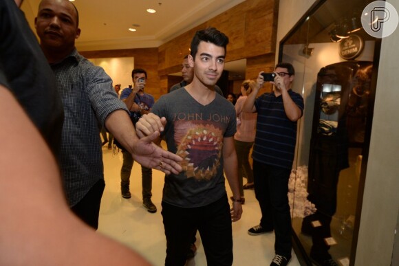 Joe Jonas causou alvoroço entre as fãs do Rio de Janeiro na noite desta quinta-feira, 21 de agosto de 2014. Depois de desembarcar na cidade em um helicóptero, o ex-Jonas Brothers foi a estrela de um evento da loja John John do shopping Leblon, na Zona Sul carioca