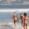 José Loreto curtiu a tarde de sol desta sexta-feira, 22 de agosto de 2014, na praia da Barra da Tijuca, na Zona Oeste do Rio. Só de sunga, o ator jogou futevôlei e mostrou que está em excelente forma física. Para relaxar, José Loreto deu um margulho e ainda posou para fotos com fãs