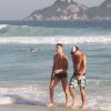 José Loreto curtiu a tarde de sol desta sexta-feira, 22 de agosto de 2014, na praia da Barra da Tijuca, na Zona Oeste do Rio. Só de sunga, o ator jogou futevôlei e mostrou que está em excelente forma física. Para relaxar, José Loreto deu um margulho e ainda posou para fotos com fãs