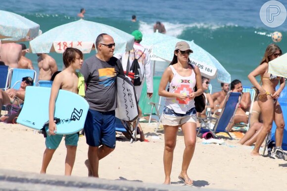 23 de agosto de 2014 - Patrícia Poeta curte praia com marido e filho