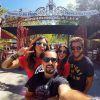 Bruna Marquezine passa o dia no parque Six Flags, em Los Angeles, com amigos