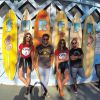 Bruna Marquezine posa com amigos no parque Six Flags, em Los Angeles