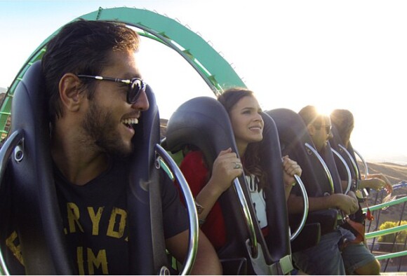 Bruna Marquezine demonstra medo na montanha-russa do parque Six Flags, em Los Angeles