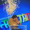 Fausto Silva leva banho de pipoca na cabeça ao vivo no 'Domingão'