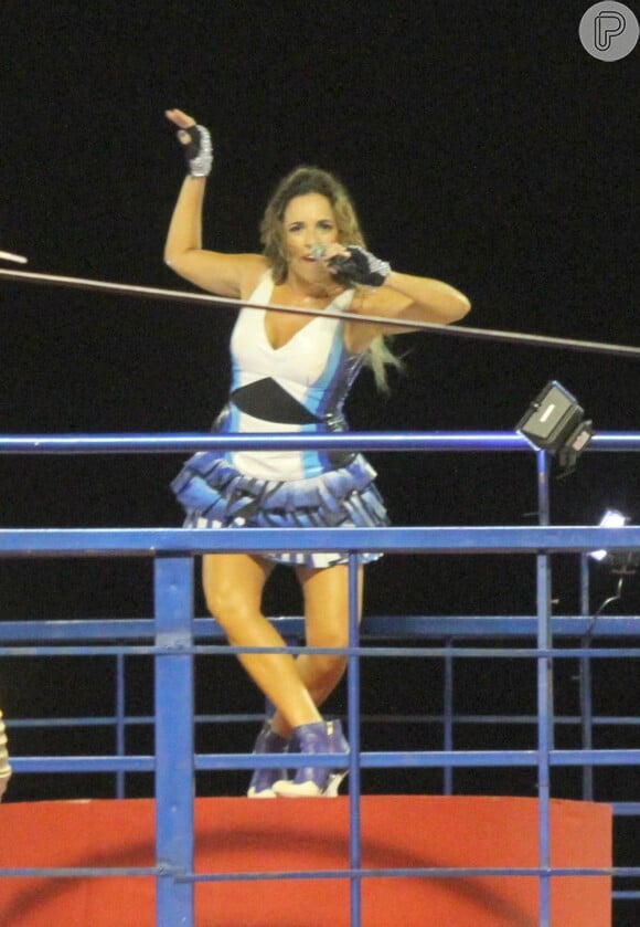 Daniela Mercury usou um vestido curtinho para animar os foliões do circuito Barra-Ondina