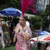 Preta Gil escolheu um vestido rosa, cheio de brilho para o desfile de seu bloco, no Centro do Rio