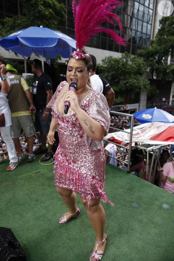 Preta Gil escolheu um vestido rosa, cheio de brilho para o desfile de seu bloco, no Centro do Rio