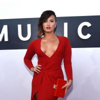 VMA 2014: Demi Lovato levanta suspeita de gravidez ao receber carinho na barriga