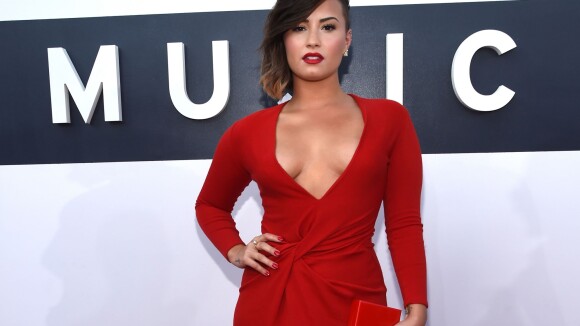 VMA 2014: Demi Lovato levanta suspeita de gravidez ao receber carinho na barriga