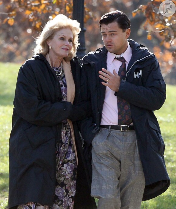 Leonardo DiCaprio, aos 38 anos, e Joanna Lumley, aos 66 anos, protagonizam uma cena de beijo