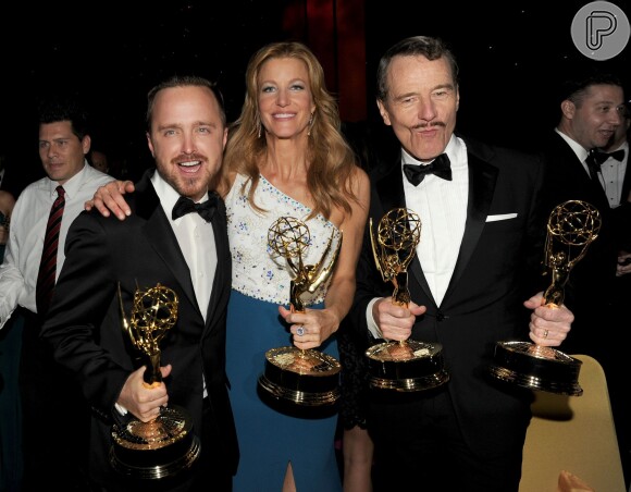 Aaron Paul, Anna Gunn e Bryan Cranston, de 'Breaking Bad, posam com seus respectivos prêmios do Emmy Awards 2014, em 24 de agosto de 2014 