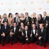 O elenco de 'Breaking Bad' posa com o prêmio de Melhor Série de Drama