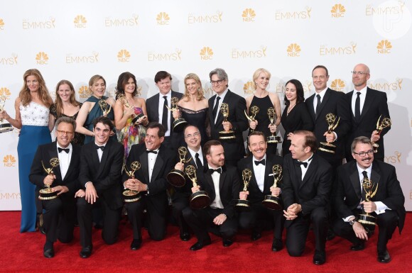 O elenco de 'Breaking Bad' posa com o prêmio de Melhor Série de Drama