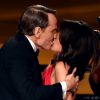 Bryan Cranston beija Julia Louis-Dreyfus no Emmy Awards 2014
