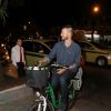 Rodrigo Hilbert posa de bicicleta na noite de lançamento do seu livro de culinária, no Rio