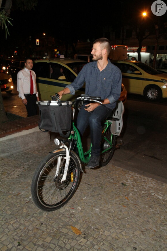 Rodrigo Hilbert posa de bicicleta na noite de lançamento do seu livro de culinária, no Rio