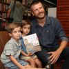 Rodrigo Hilbert recebe fãs mirins em noite de autógrafos. Ator e apresentador lançou livro de culinária no Rio