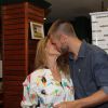 Rodrigo Hilbert beija Fernanda Lima em lançamento do seu livro de culinária no Rio