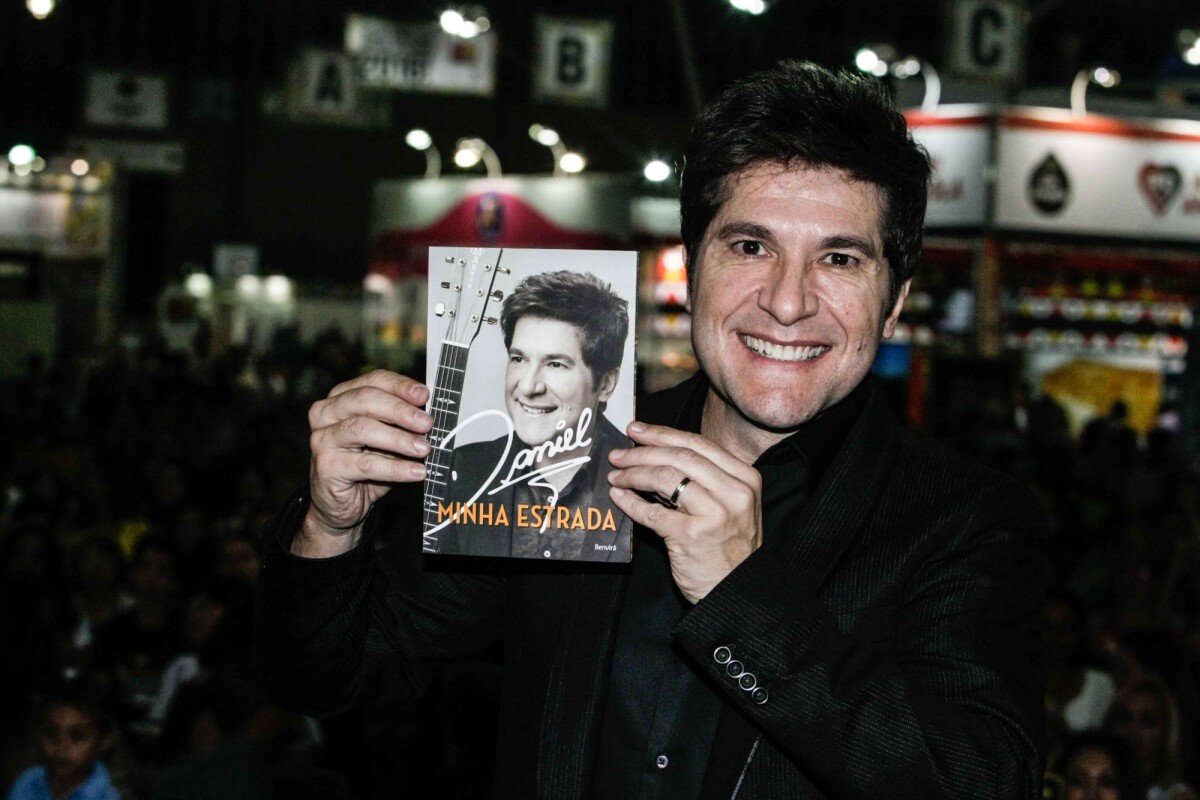 Foto Daniel Lan a Sua Biografia Na Bienal Do Livro De S o Paulo Em 26 