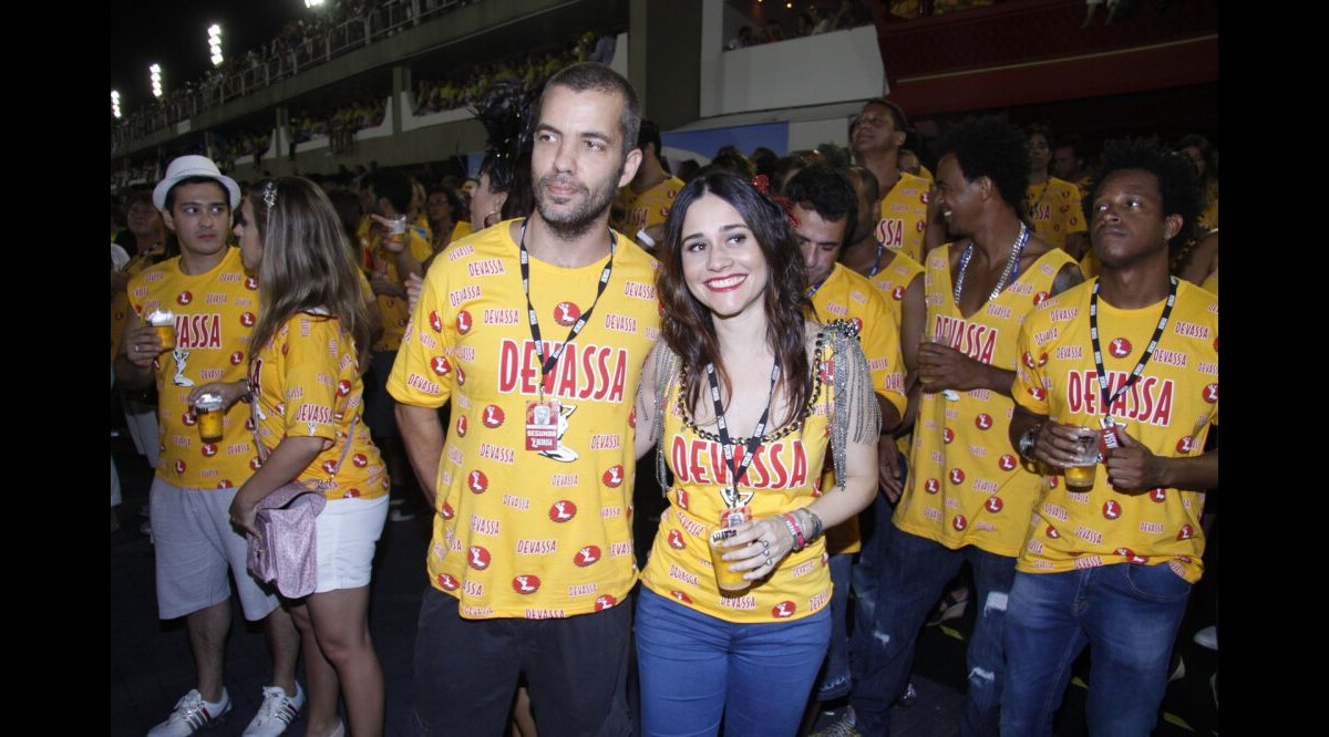 Foto: Alessandra Negrini e João Wainer são fotografados no camarote da  Devassa, na Sapucaí, no Rio de Janeiro - Purepeople