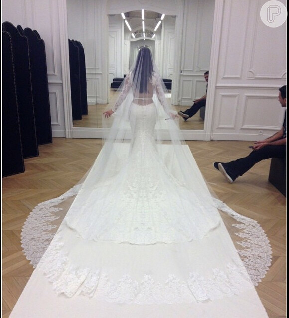 O vestido de casamento de Kim Kardashian ganhou mangas de renda e uma enorme cauda