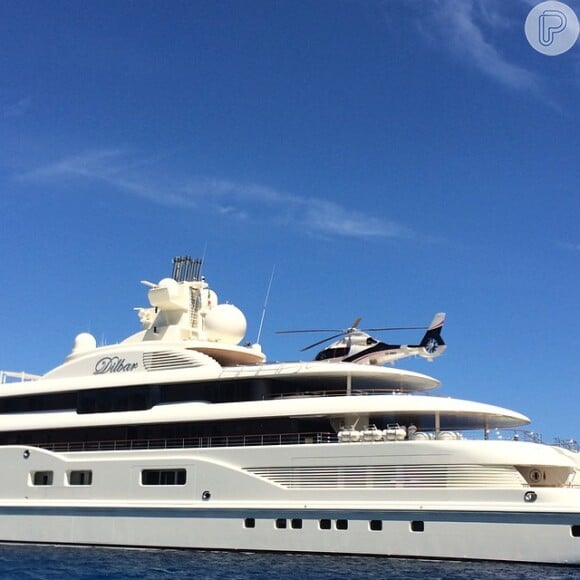 Luciana Gimenez ostenta viagem na Itália. 'Barco básico', escreveu ela ao tirar foto da embarcação que levava um helicópetero em cima