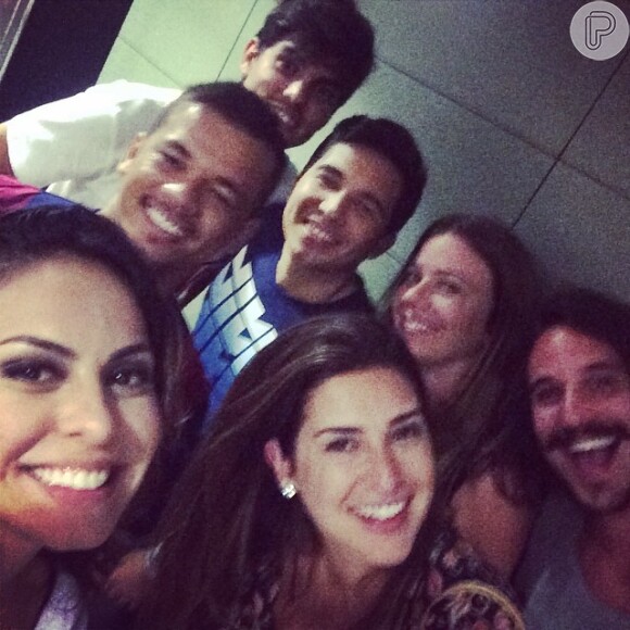 Alinne Rosa compartilhou foto em que aparece com amigos de Neymar no Camp Nou