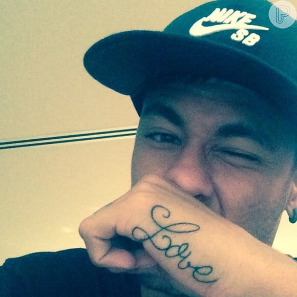 Neymar tatuou a palavra 'love' na mão esquerda, no mesmo local onde alinne tem tatuado um coração