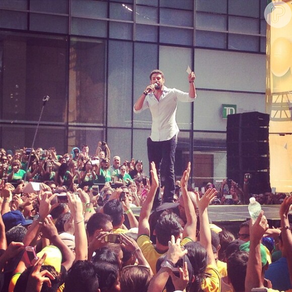 Cauã Reymond comanda o Brazilian Day, em Nova York, e é ovacionado pelo público