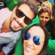 Cauã Reymond faz selfie com fãs durante o Brazilian Day, em Nova York