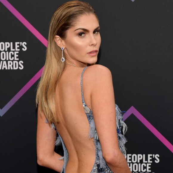 Bárbara Evans usou Bertini Joias e apostou no penteado polido com aspecto molhado