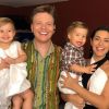 Thais Fersoza levou os filhos a musical de Michel Teló em São Paulo