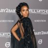 Kelly Rowland escolheu um vestido longo com brilhos e uma espécia de capa para o Baby2Baby Gala, que aconteceu no dia 10 de novembro, na Califórnia