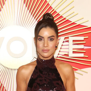 O vestido com fenda profunda bordado em paetês foi a aposta de Camila Coelho para o #REVOLVE Awards