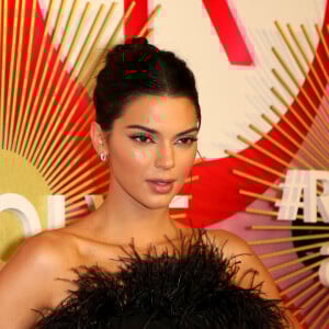 Kendall Jenner apostou no vestido tomara que caia com bastante plumas #REVOLVE Awards, que aconteceu em Las Vegas