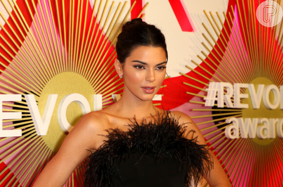 Kendall Jenner apostou no vestido tomara que caia com bastante plumas #REVOLVE Awards, que aconteceu em Las Vegas