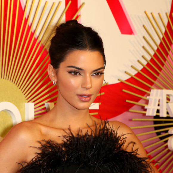 Kendall Jenner apostou no vestido tomara que caia com bastante plumas #REVOLVE Awards, que aconteceu em Las Vegas