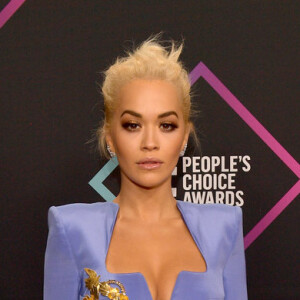 O vestido da Versace em tom de lavanda com detalhes em dourado foi a aposta de Rita Ora para o People's Choice Awards 2018