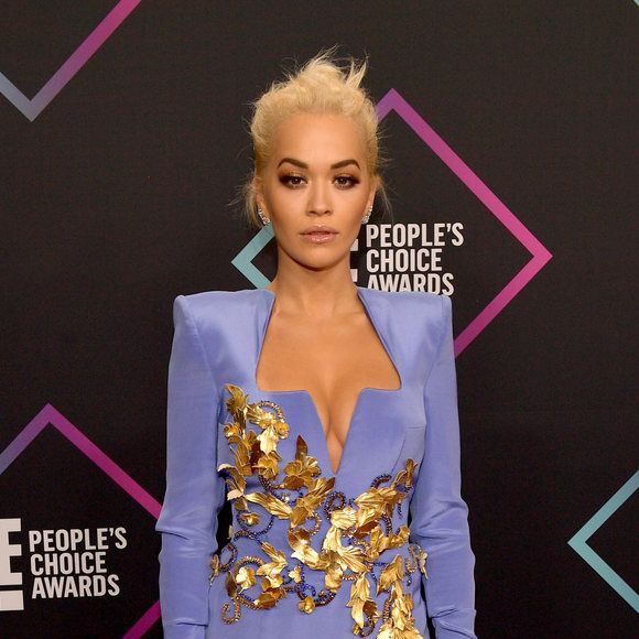 O vestido da Versace em tom de lavanda com detalhes em dourado foi a aposta de Rita Ora para o People's Choice Awards 2018