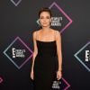 Mila Kunis escolheu um slip dress preto e elegante para o People's Choice Awards 2018, que aconteceu no dia 11 de novembro, na Califórnia